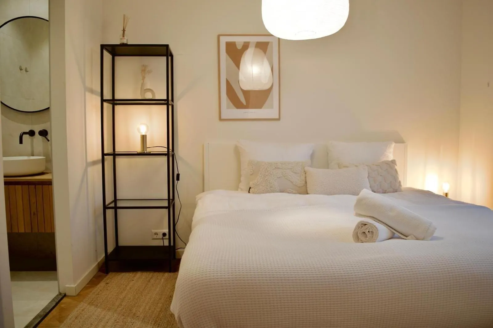 Luxury Room With Private Bathroom On Great Location. contacts